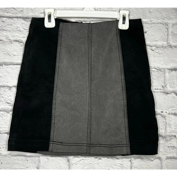 Free People modern femme colorblock black and gray mini skirt, size 8. - Picture 2 of 7